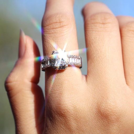 Jewellery ring with diamonds